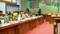 Komisi X DPR RI meminta Kemenpora menuntaskan persoalan PSSI maksimal pada April 2016.