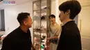 Doyoung, Jungwoo, Jaehyun pun diajak ke walking closet Nagita Slavina. Lagi-lagi Doyoung dan Jungwoo kagum melihat tas branded milik Nagita yang terpajang rapi di lemari kaca. "Wow! Oh My God! Mother father!" kata mereka. (Foto: YouTube Rans Entertainment)
