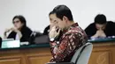 Mendengar tuntutan dari Jaksa Penunutut Umum, Wawan yang mengenakan kemeja batik warna cokelat lengan panjang ini hanya tertunduk. Jakarta, Senin, (26/5/14) (Liputan6.com/Fiazal Fanani)