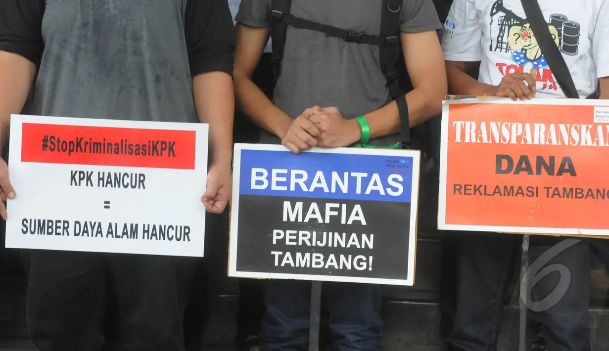 Sejumlah aktivis Koalisi Anti Mafia Tambang membentangkan poster saat menggelar aksi damai di halaman gedung KPK, Jakarta, Jumat (13/3/2015). Mereka menolak adamua dugaan kriminalisasi terhadap lembaga KPK. (Liputan6.com/Herman Zakharia)