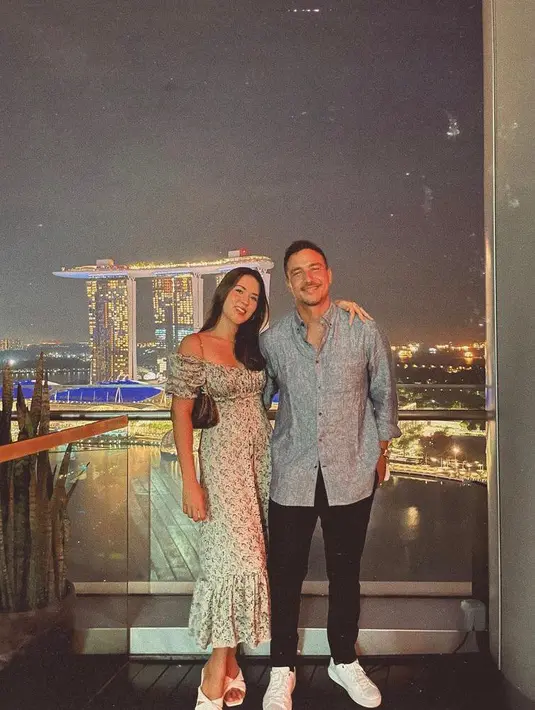 Tampilan Raisa yang mengenakan off shoulder dress bermotif floral dan Hamish yang mengenakan short sleeve print shirt bisa jadi inspirasi outfit couple untuk nge-date. (Instagram/raisa6690).