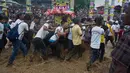 Sejumlah pria dari suku India Pnar memikul kereta kayu atau 'Rongs' saat Festival Behdienkhlam di desa Tuber, India (24/7). Festival ini digelar untuk mengusir wabah penyakit serta mengharapkan hasil panen yag melimpah. (AP Photo/Anupam Nath)