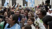 Warga Guatemala menyambut keputusan pencabutan hak imunitas hukum presiden. (Reuters)