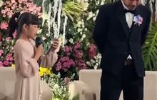 Beda 19 Tahun, Bocah Perempuan Ini Menangis Haru di Pernikahan Kakaknya