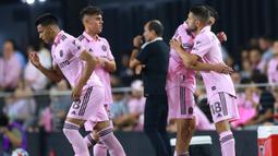 Pemain baru Inter Miami, Jordi Alba (kanan) saat menggantikan Noah Allen pada 32 besar piala liga 2023 melawan Orlando City di DRV PNK Stadium, Florida, Amerika Serikat, Rabu (02/08/2023) waktu setempat. (AFP/Getty Images/Hector Vivas)