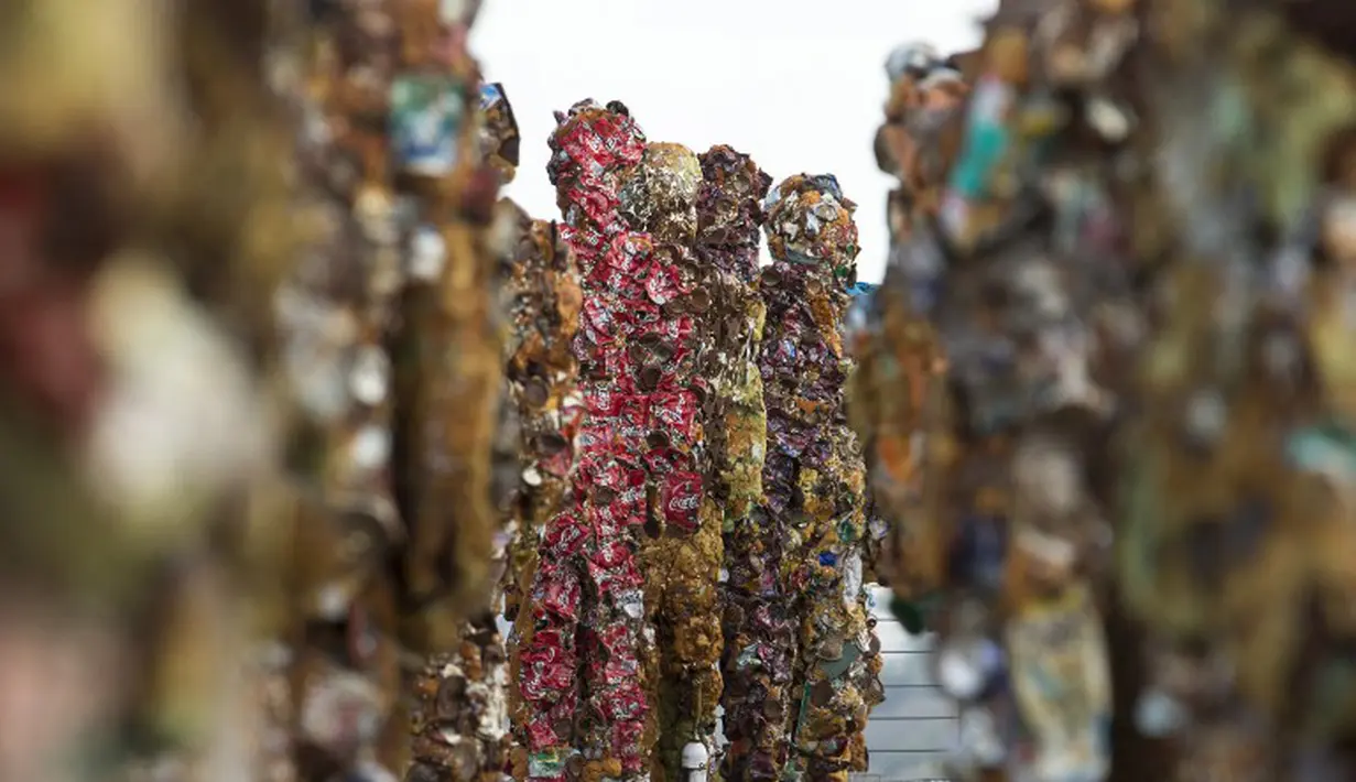 Limbah-limbah itu terdiri dari besi, kaca, bagian-bagian komputer, kaleng dan sampah lainnya, Rabu (3/4/2014) (AFP Photo/Jack Guez).