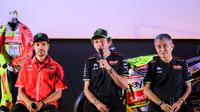 Livery spesial Pertamina Enduro VR46 Racing Team untuk MotoGP Mandalika 2025 yang diperkenalkan di Jakarta hari Selasa (30/09/2025) siang WIB. Tampak bos tim Valentino Rossi (tengah) ikut hadir pada acara ini. (Bagaskara Lazuardi/Bola.com)