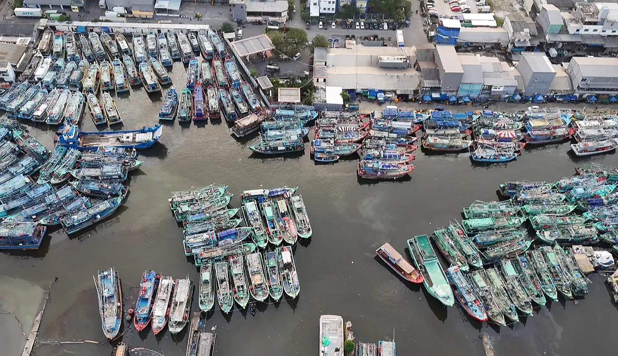 Para nelayan mengkhawatirkan angin kencang dan gelombang tinggi yang dapat membahayakan keselamatan saat melaut. (merdeka.com/Arie Basuki)