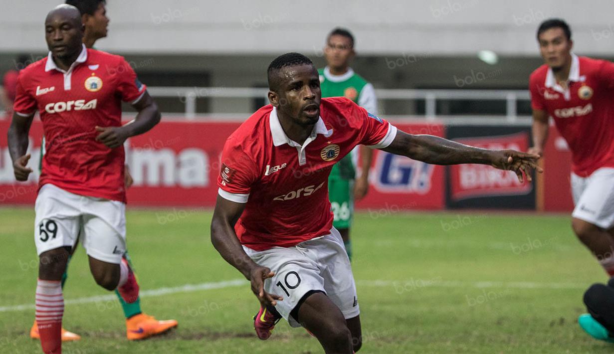 Striker Persija Jakarta, Greg Nwokolo, merayakan gol yang dicetaknya ke gawang PS TNI pada laga Torabika Soccer Championship 2016 di Stadion Pakansari, Bogor, Jumat (15/10/2016). Persija menang 2-1 atas PS TNI. (Bola.com/Vitalis Yogi Trisna)