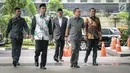 Ketua MKD DPR Sufmi Dasco Ahmad (kedua kanan) bersama wakilnya Sarifuddin Sudding (kanan) dan dua anggota MKD mendatangi Gedung KPK, Jakarta, Kamis (29/11). Kedatangan MKD tersebut untuk memeriksa Setya Novanto. (Liputan6.com/Faizal Fanani)