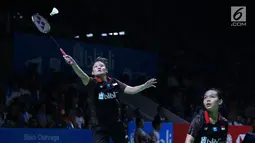 Ganda putri Indonesia, Siti F S Ramadhanti/Agatha Imanuela menahan kok dari Misaki Matsumoto/Ayaka Takahashi (Jepang) di 16 besar Indonesia Open 2018, Jakarta, Kamis (5/7). Imanuela/Ramadhanti kalah 17-21 21-12 21-11. (Liputan6.com/Helmi Fithriansyah)