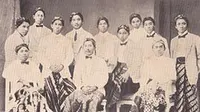 Soekarno bersama mahasiswa pribumi TH Bandung tahun 1923. Baris belakang dari kiri ke kanan: M. Anwari, Soetedjo, Soetojo, Soekarno, R. Soemani, Soetono/Soetoto(?), R. M. Koesoemaningrat, Djokoasmo, Marsito. Duduk di depan: Soetono/Soetoto(?), M. Hoedioro