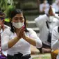 Umat Hindu memanjatkan doa saat Upacara Tawur Agung Kesanga di Pura Aditya Jaya, Pulo Gadung, Jakarta Timur, Rabu (1/3/2022). Upacara Tawur Agung merupakan simbol ritual penyucian alam semesta yang dilaksanakan sehari sebelum Catur Brata Penyepian atau Hari Suci Nyepi.(Liputan6.com/Herman Zakharia)