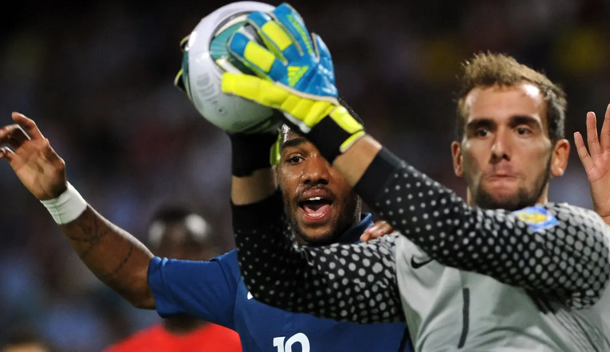Kiper Portugal, Mika menangkap bola dari ancaman pemain Prancis, Alexandre Lacazette dalam laga semifinal Piala Dunia U-20 2011 di Atanasio Girardot Stadium, Medellin, Kolombia (17/8/2011). Mika yang sejak Januari 2023 membela Vitoria Setubal ini terpilih sebagai kiper terbaik pada Piala Dunia U-20 2011 Kolombia. (AFP/Raul Arboleda)