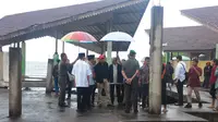Blusukan Wagub DKI Jakarta Djarot Saiful Hidajat ke Kepulauan Seribu, Jumat (6/2/2015) (Liputan6.com/Andi Muttya Keteng)