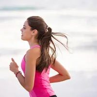 Berlari adalah salah satu olahraga yang baik untuk membakar lemak. (Foto: Pexels/Nathan Cowley)