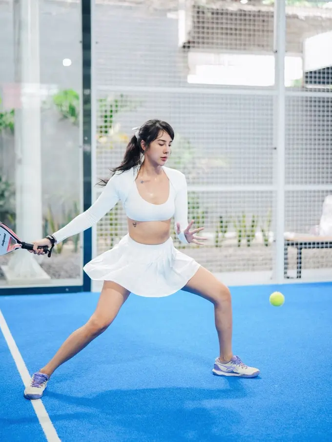 8 Gaya Sporty Anya Geraldine Jadi Padel Princess dengan Outfit White on White, Tetap Dipuji Cantik Meski Poni Lepek