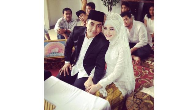 Di usia 19 tahun, Indri Giana memutuskan untuk menikah dengan Ustaz Riza Muhammad.