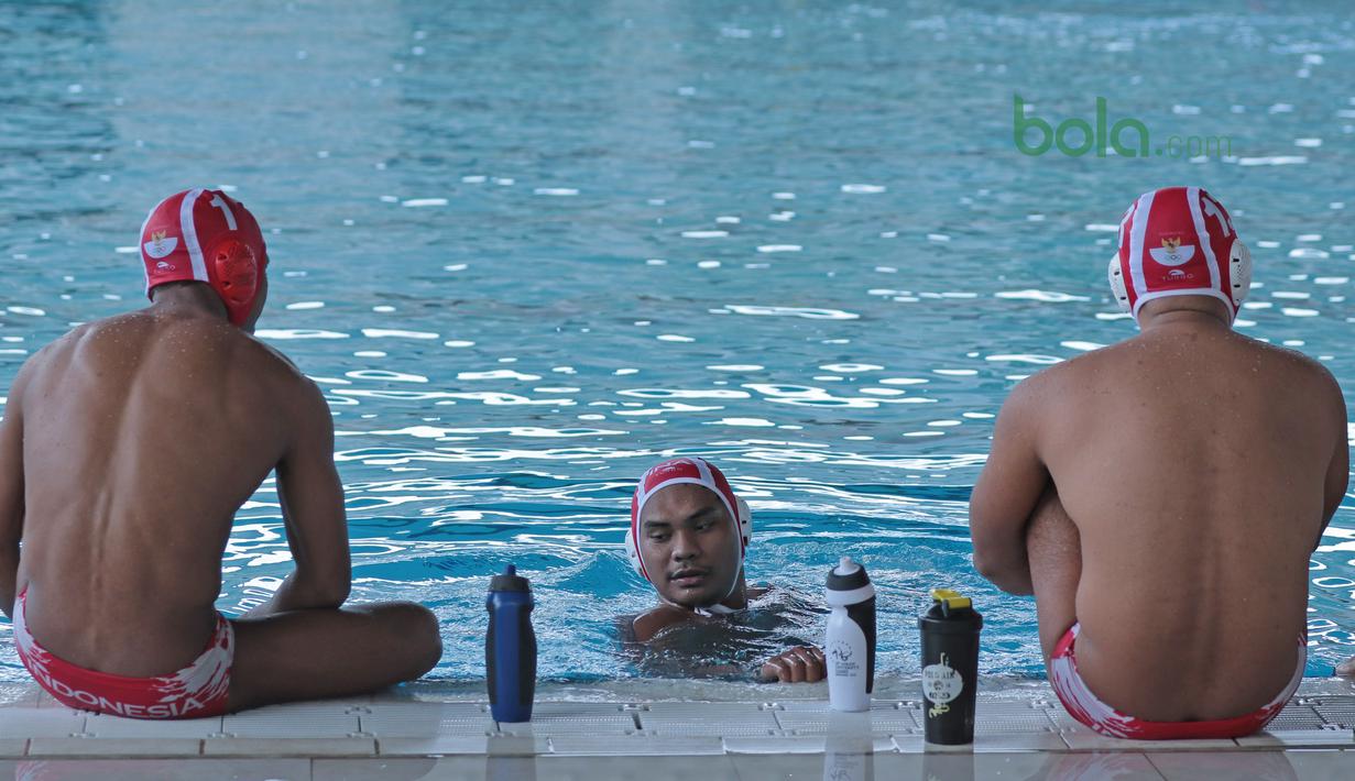Para atlet Polo Air Putra Indonesia berbincang saat mengikuti sesi latihan di Aquatic Center, Senayan, (07/03/2018). Latihan ini meupakan persiapan Asian Games 2018. (Bola.com/Nick Hanoatubun)