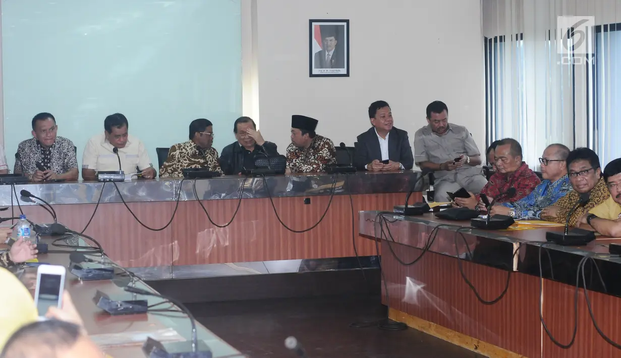 Plt Ketua Umum Partai Golkar, Idrus Marham (ketiga kiri) saat menerima 31 pimpinan DPD 31 DPD Partai Golkar di Jakarta, Rabu (6/12). 31 DPD Partai Golkar datang menyerahkan surat permohonan pelaksanaan Munaslub. (Liputan6.com/Helmi Fithriansyah)