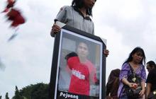 Aksi tabur bunga di Istana Merdeka untuk Sondang