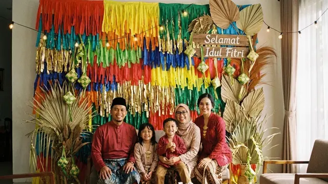 Cara Membuat Backdrop Foto Keluarga Lebaran dari Bahan Sederhana/Gemini AI