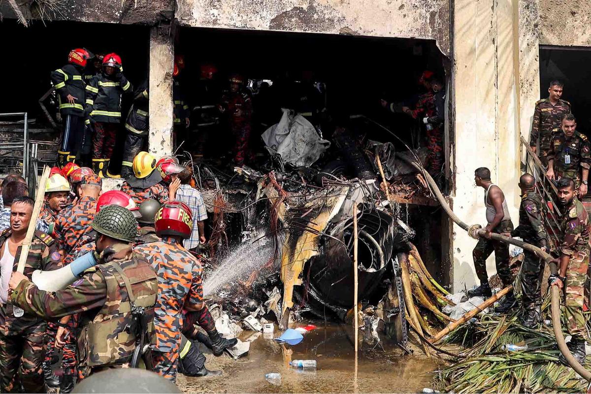 FOTO: Pesawat Latih AU Bangladeh  Jatuh di Sekolah, 25 Tewas