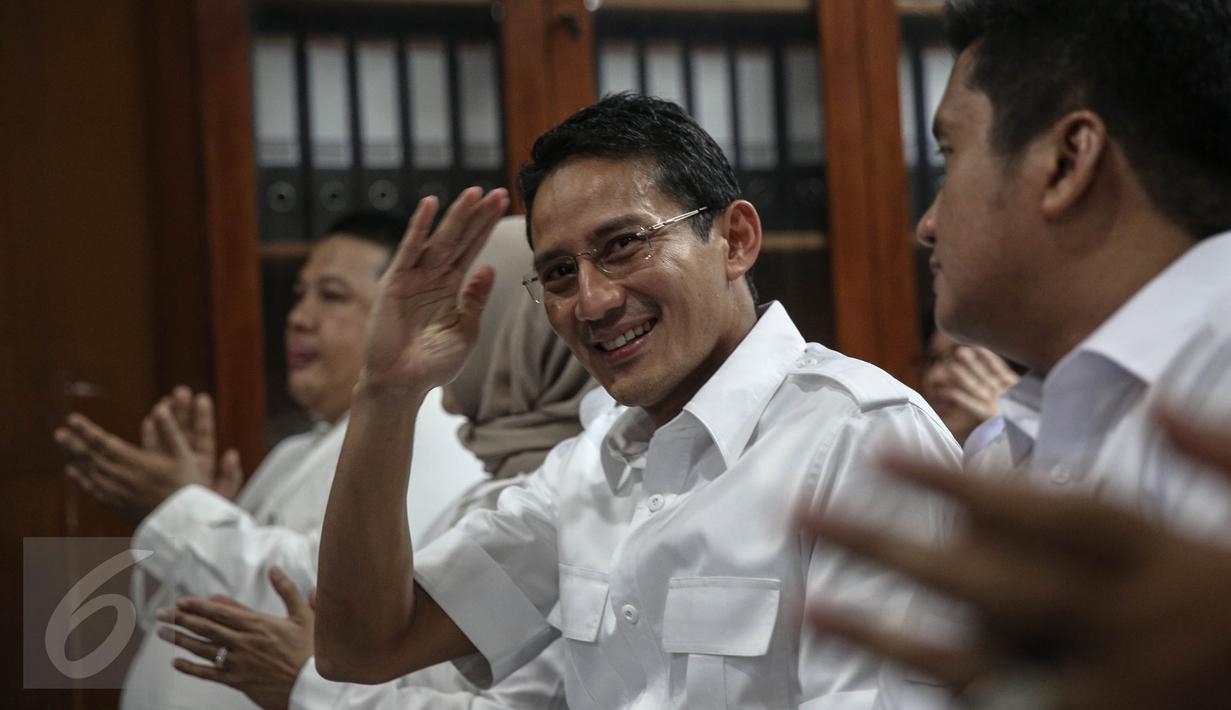 Balon Gubernur DKI Jakarta Sandiaga Uno memberi hormat saat acara penyerahan formulir pendaftaran Balongub DKI 2017-2022 di DPD Demokrat, Jakarta, (22/4). (Liputan6.com/Faizal fanani)