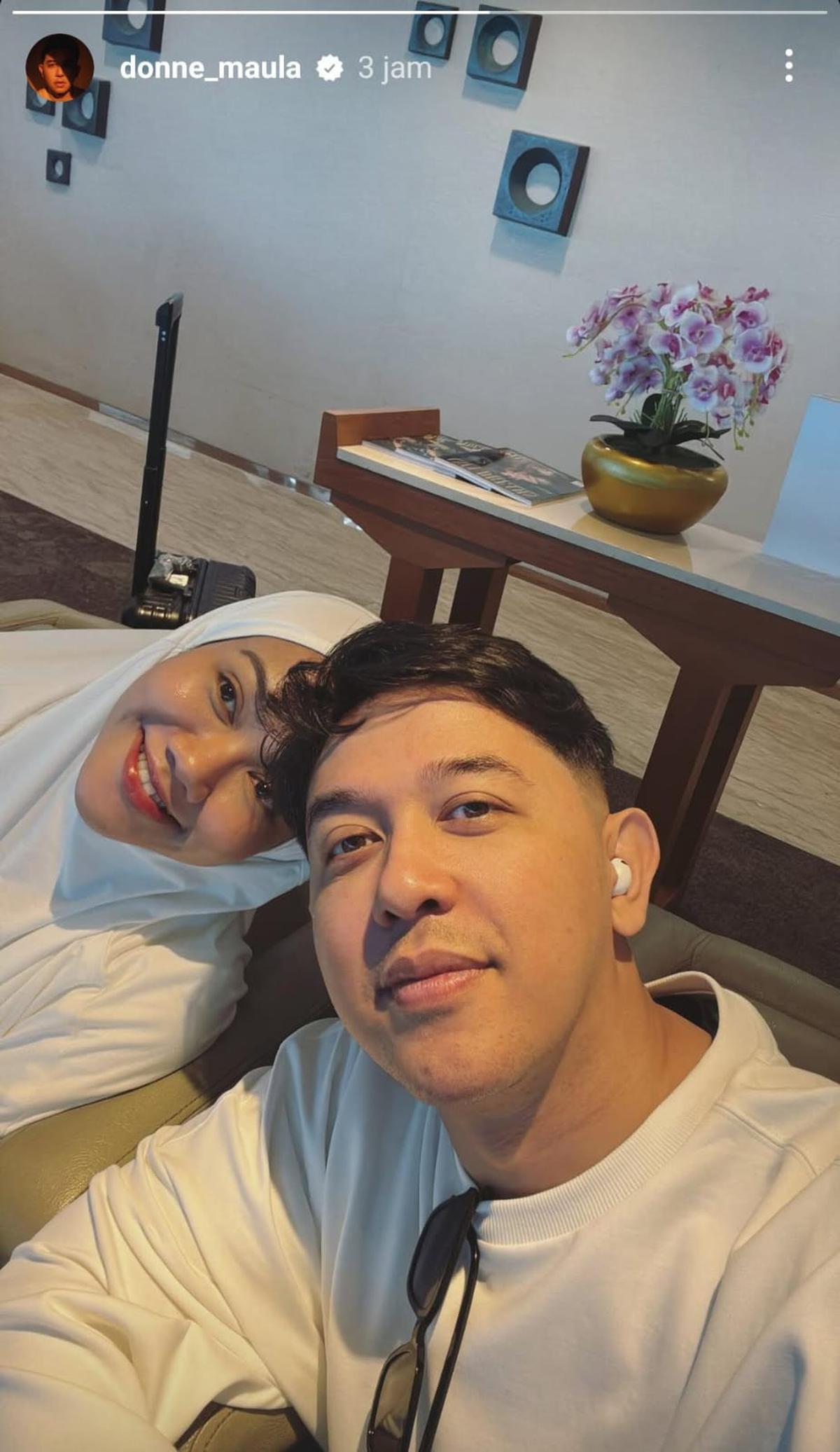 Vidi Aldiano Berangkat Umroh Bareng Keluarga dan Sahabat, Netizen Salfok dengan Mahalini