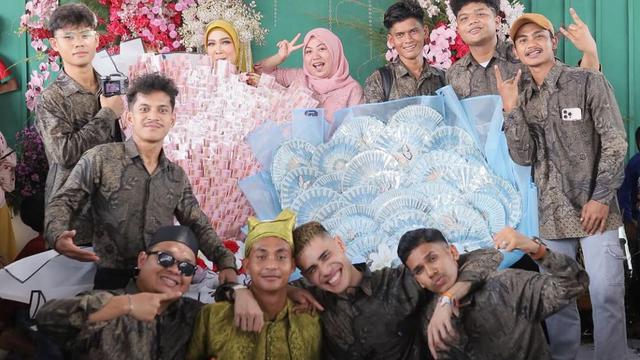 Momen Haru Aisar Khaled Beri Kejutan Rp100 Juta untuk Karyawannya yang Menikah (credit: https://www.instagram.com/aisar_khaledd/).