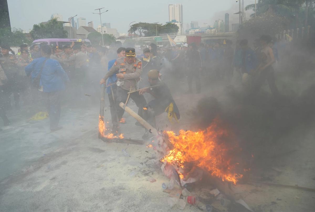 FOTO: Demo PMII di DPR Berujung Ricuh