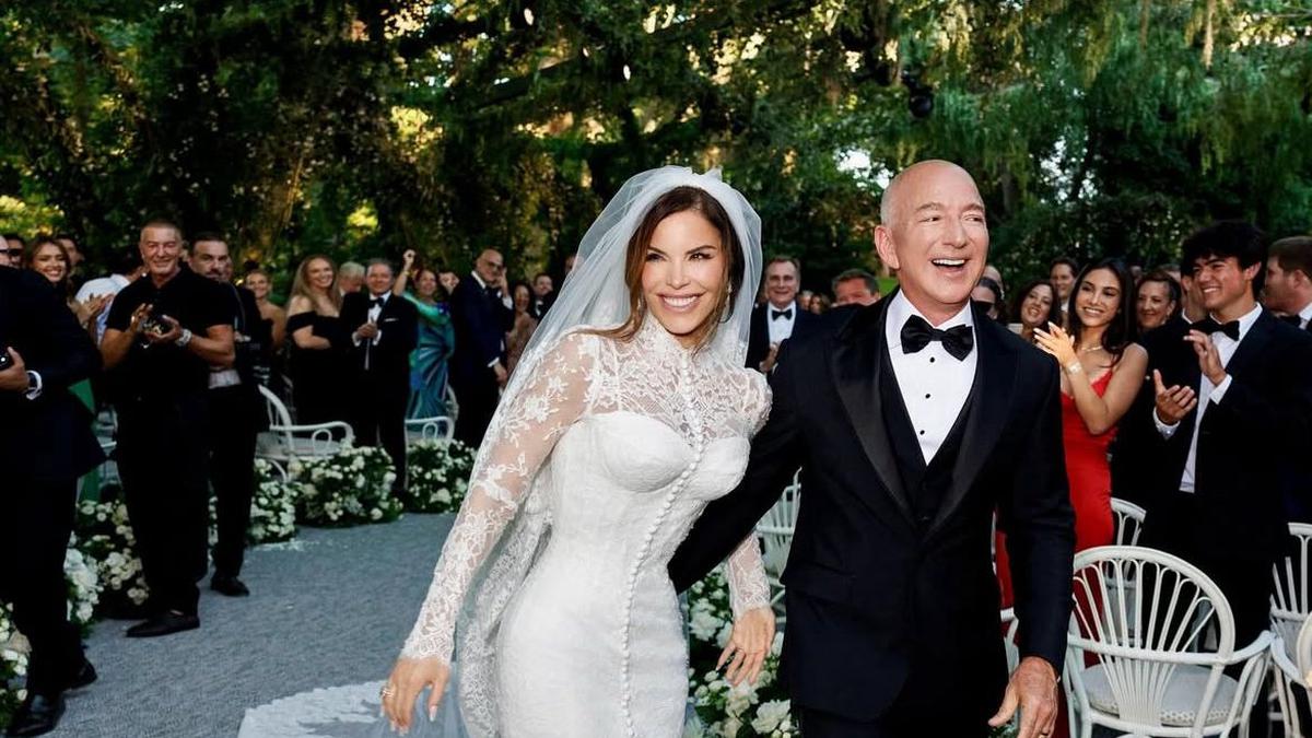Mengulik Gaun Berenda dan Cincin Berlian Mewah Lauren Sanchez Saat Menikahi Jeff Bezos