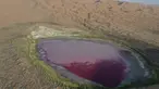 Foto dari udara yang diabadikan saat malam hari pada 30 Mei 2020 ini menunjukkan Danau Daghtu di Gurun Badain Jaran, Daerah Otonom Mongolia Dalam, China utara. Jauh di dalam Gurun Badain Jaran di Wilayah Alxa Right, terdapat sebuah danau berwarna merah muda yang dinamai Daghtu. (Xinhua/Xu Qin)