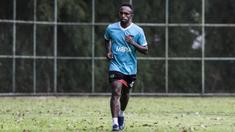 Pemain Persita Tangerang, Ricky Kayame, berlari santai saat latihan di Lapangan SPH Karawaci, Tangerang, Rabu (29/1). Latihan ini merupakan persiapan jelang Liga 1 Indonesia 2020. (Bola.com/Vitalis Yogi Trisna)