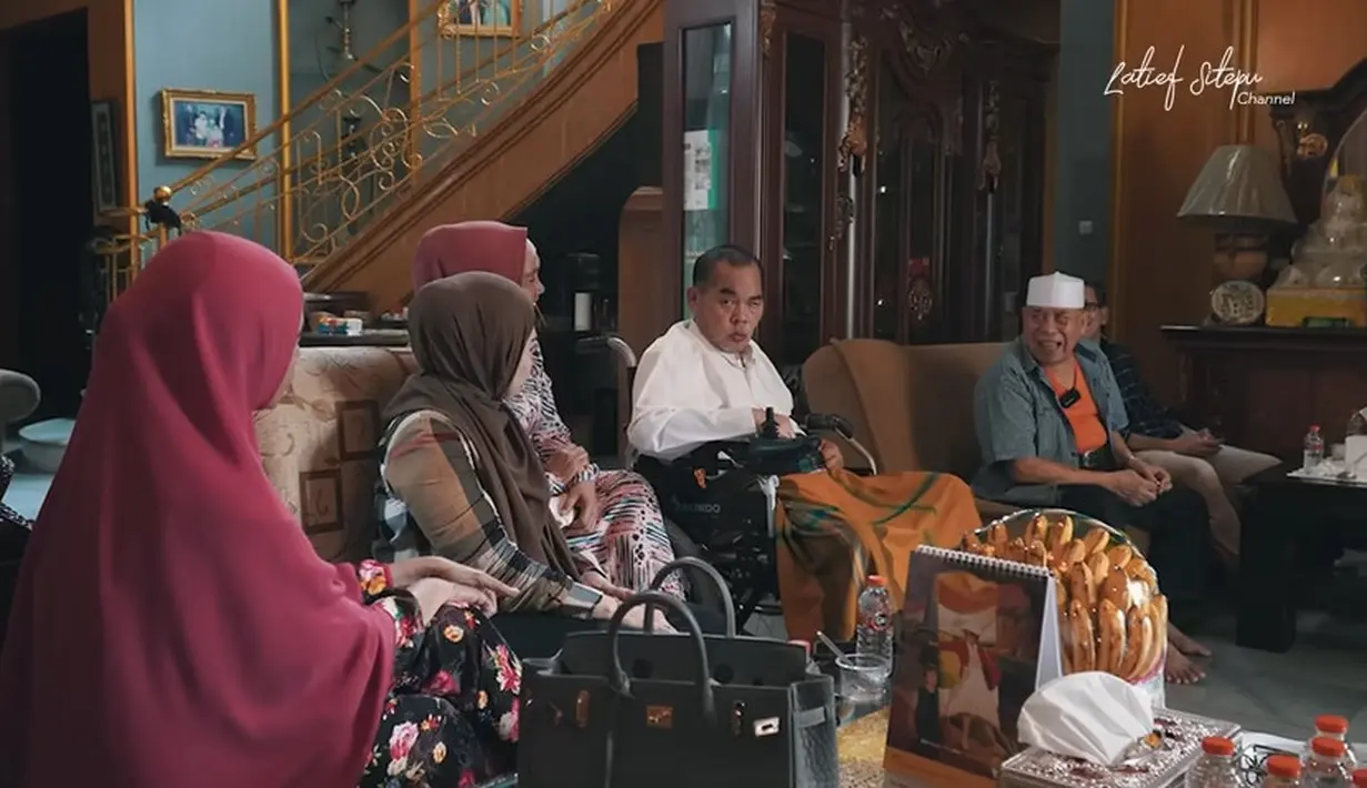 Kalau dulu terlihat memiliki badan berisi, setelah beberapa tahun sakit ia terlihat kurus dan terlihat lemas. Seperti beebrapa potret berikut kondisi terkini Mat Solar. [Youtube/Latief Sitepu Channel]