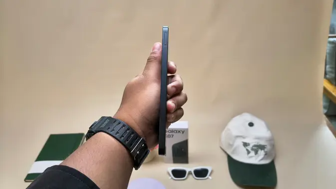<p> Bagian Kiri Samsung Galaxy A07. Oleh Matahari Kartika Purusakara/Liputan6.com</p>
