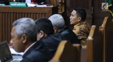 Bupati nonaktif Bener Meriah, Ahmadi (kanan) saat menjalani sidang lanjutan dugaan suap alokasi dan anggaran Dana Otonomi Khusus Aceh di Pengadilan Tipikor, Jakarta, Senin (15/10). Sidang mendengar keterangan saksi. (Liputan6.com/Helmi Fithriansyah)