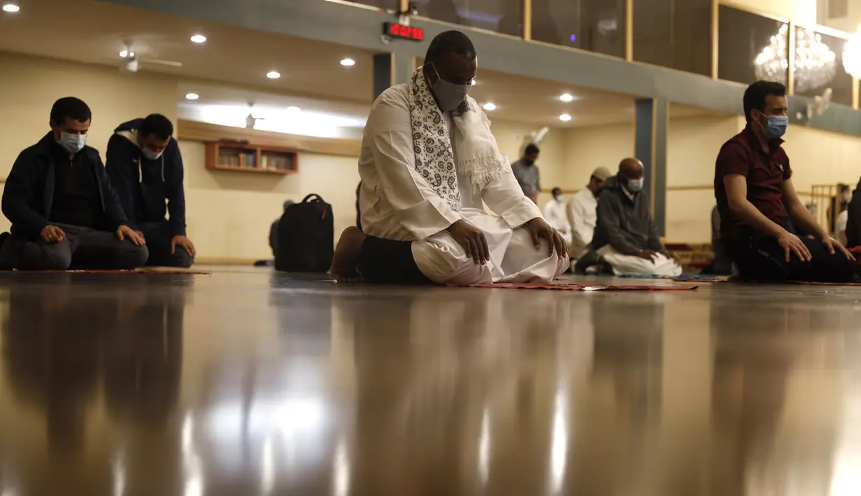 Umat Muslim melaksanakan sholat tarawih dengan menerapkan jarak sosial pada malam pertama bulan suci Ramadhan di Pusat Komunitas Muslim Chicago, Senin (13/4/2021). (AP Photo/Shafkat Anowar)