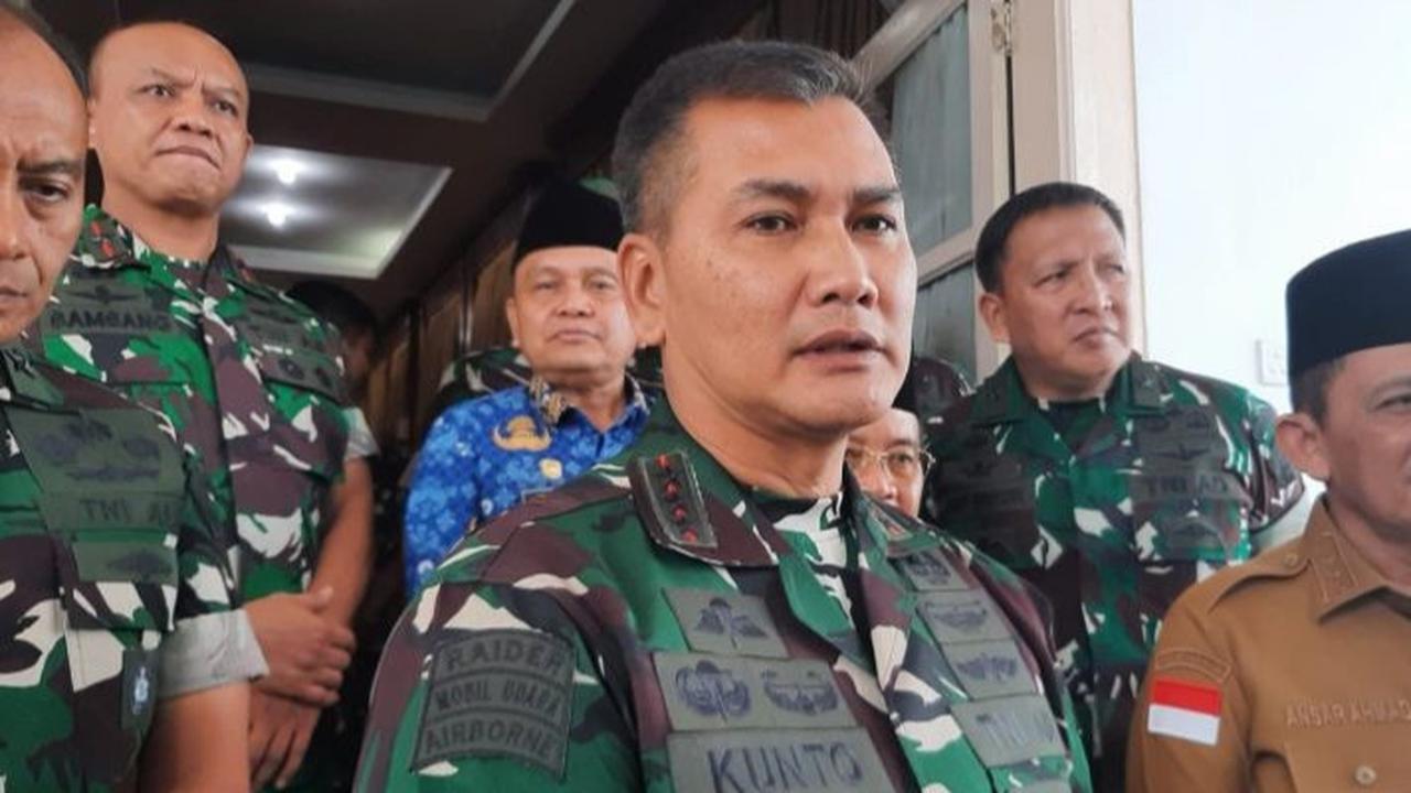 Jalan-jalan Ke Pasar Malam, Letjen Kunto Traktir para Remaja Beli Ikan Cupang dan Ajudan Naik Kora-kora