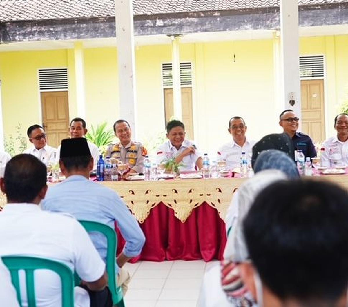 Menanggapi hal tersebut, Bupati Enos menuturkan bahwa dirinya ingin melihat secara langsung permasalahan dan apa yang sudah dilakukan.&nbsp;