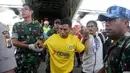 Korban selamat dari serangan Kelompok Kriminal Bersenjata (KKB) tiba di bandara di Timika, Papua, Kamis (6/12). Empat pekerja PT Istaka Karya selamat setelah berpura-pura mati saat diberondong tembakan oleh 50 anggota KKB. (AP Photo/Mujiono)