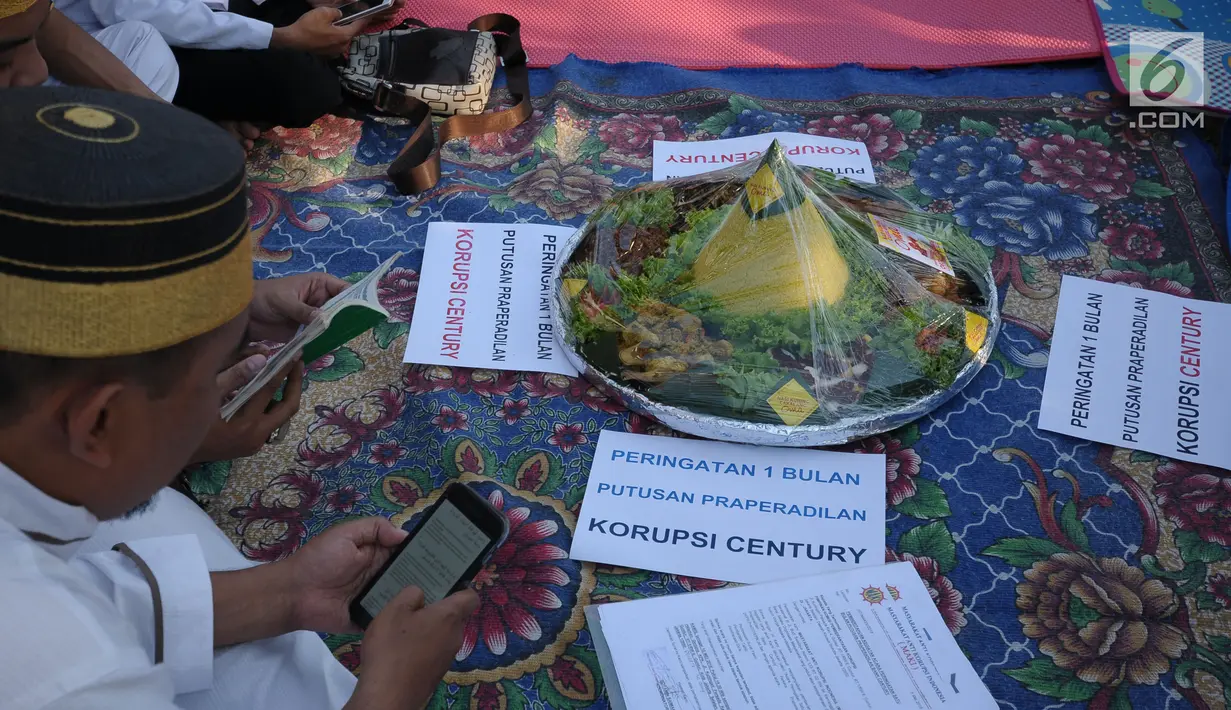 Masyarakat Anti Korupsi Indonesia membaca doa pada peringatan satu bulan putusan praperadilan Bank Century di depan Gedung KPK, Jakarta, Kamis (10/5). MAKI berharap KPK segera menetapkan tersangka baru kasus Century. (Liputan6.com/Helmi Fithriansyah)