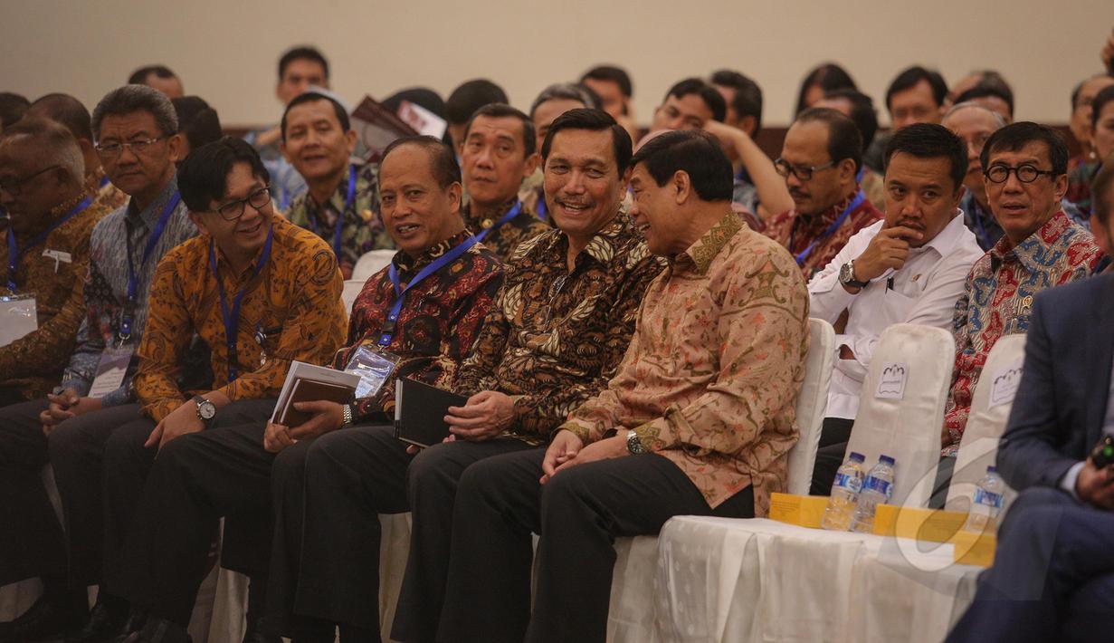 Sejumlah pejabat negara menghadiri peluncuran Inpres tentang Aksi Pencegahan dan Pemberantasan Korupsi di Kantor Kementerian PPN/Bappenas, Jakarta, Selasa (26/5/2015). Inpres dimaksud adalah Inpres Nomor 7 Tahun 2015. (Liputan6.com/Faizal Fanani)