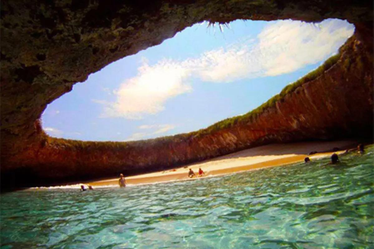 Tak Hanya Cantik, 6 Pantai dari Seluruh Dunia Ini Juga Unik