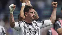 Selebrasi pemain Juventus, Dusan Vlahovic, setelah mencetak gol kedua bagi timnya ke gawang Atalanta di menit ke-90+8 pada pekan ke-34 Liga Italia 2022/2023 yang berlangsung di Gewiss Stadium, Minggu (7/5/2023). (AP/LaPresse/Spada)
