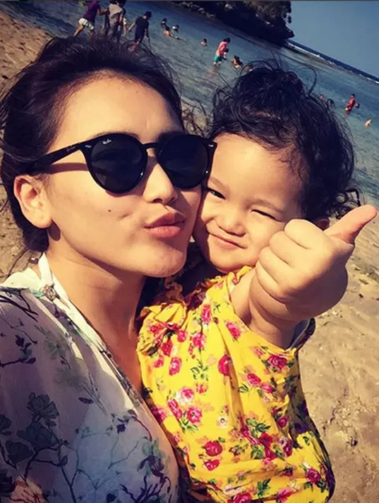 Pasca putus dari Syaheer Sheikh tak membuat Ayu Ting Ting sedih berkelanjutan,ia pun memilih untuk menghabiskan waktu bersama buah hati kesayangannya, Bilqis Khumaira Razak. (via instagram/@ayutingting92)