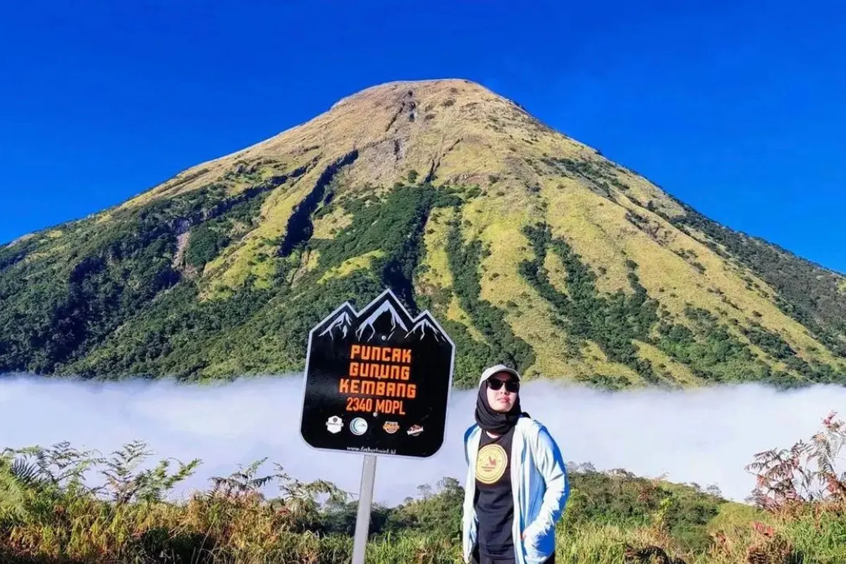 Seorang pendaki berada di puncak Gunung Kembang di Wonosobo, Jawa Tengah. @she_jf https://www.instagram.com/she_jf?igsh=MTE3Z2tmanc2YXRnYw==