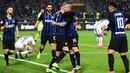 Gelandang Inter Milan Radja Nainggolan (tengah kanan) memeluk Danilo D'Ambrosio usai mencetak gol ke gawang Sampdoria pada Serie A di Stadion San Siro, Milan, Minggu (17/2). Nainggolan mencetak gol penentu bagi Inter Milan. (Miguel MEDINA/AFP)