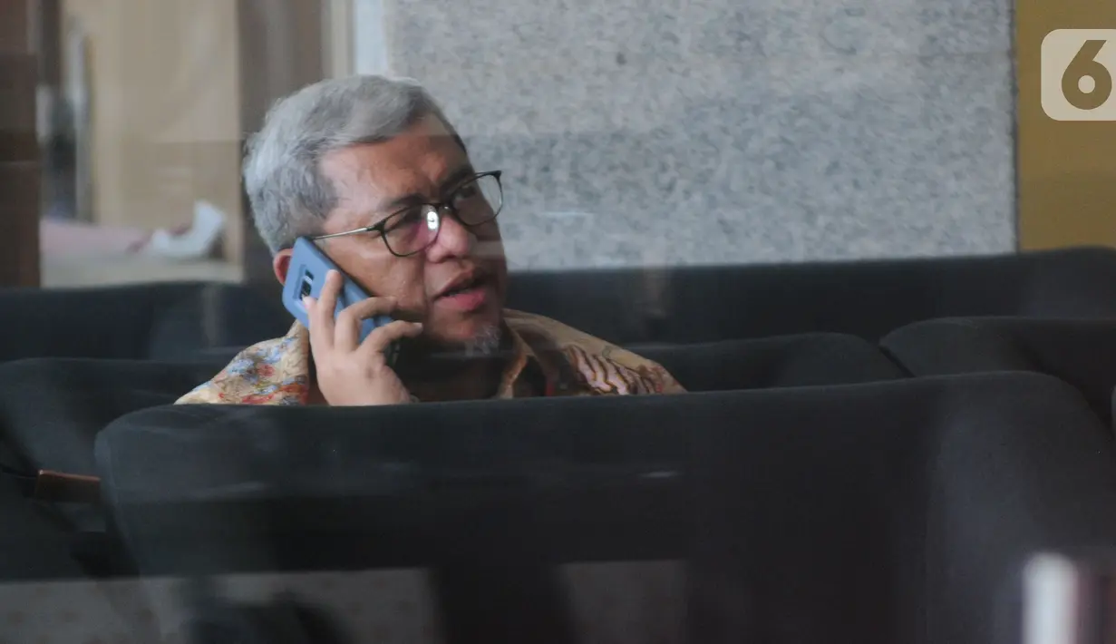 Mantan Gubernur Jawa Barat Ahmad Heryawan (Aher) menunggu panggilan penyidik akan menjalani pemeriksaan di Gedung KPK, Jakarta, Jumat (4/10/2019). Aher diperiksa sebagai saksi untuk tersangka Sekretaris Daerah (Sekda) Jawa Barat Iwa Karniwa. (merdeka.com/Dwi Narwoko)