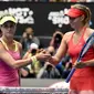 Maria Sharapova (kanan) mengalahkan Eugenie Bouchard pada perempat final Australia Terbuka 2015. Kedua petenis berpotensi bertemu di babak kedua Madrid Open 2017. (AP Photo/Andy Brownbill)